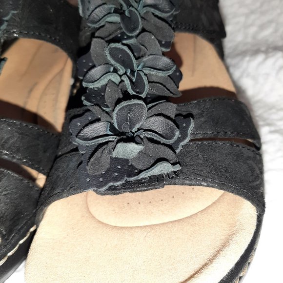 NWT Clarks Collection Women's Size 8 Med BLACK TEXTILE Floral Detail Sandals - Picture 3 of 12